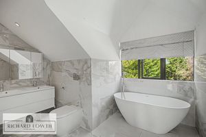 Ensuite Shower/Bath/WC- click for photo gallery